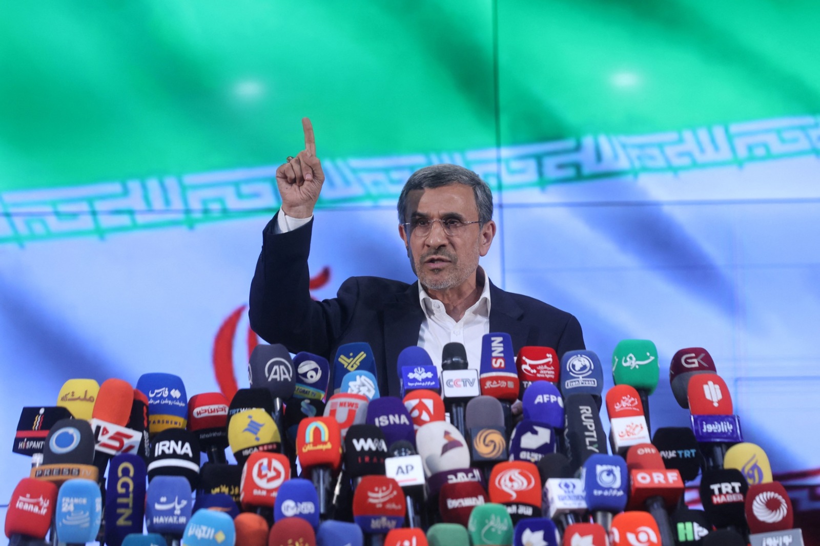 الرئيس الإيراني الأسبق محمود أحمدي نجاد يتحدث في مؤتمر صحافي بعد تقديم أوراق ترشيحه إلى الانتخابات الرئاسية في طهران في 2 يونيو - REUTERS