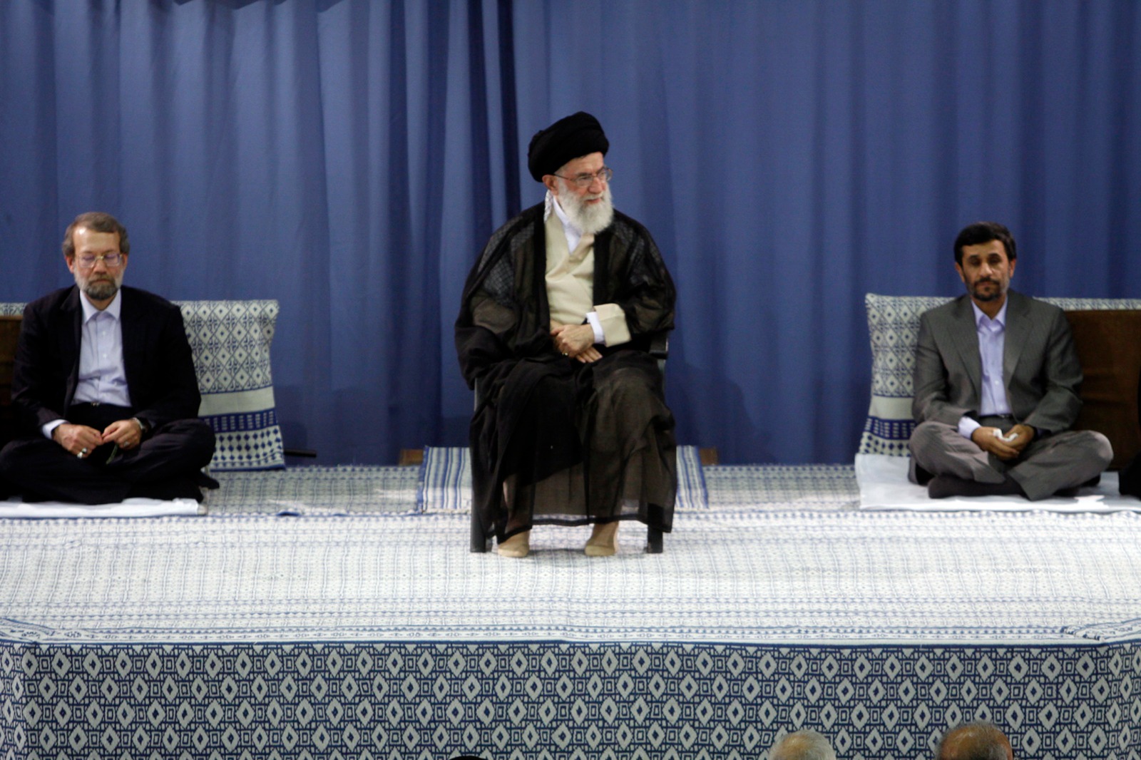 محمود أحمدي نجاد يستمع إلى خطاب المرشد الإيراني علي خامنئي خلال مراسم تنصيبه رئيساً لإيران في طهران. 3 أغسطس 2009 - REUTERS