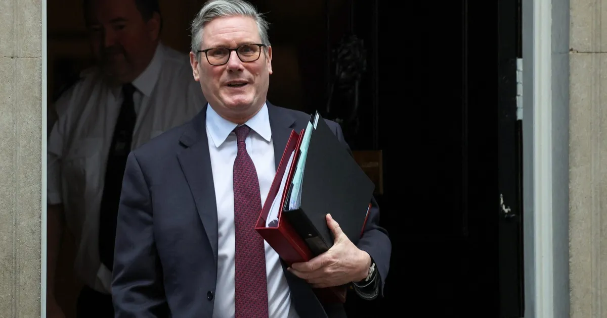 "قد ينجو".. كيف يحاول ستارمر حماية موقعه من تمرد داخلي؟