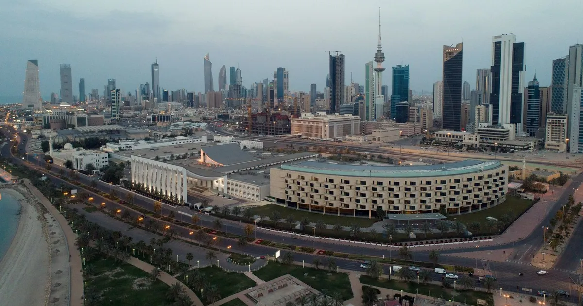 الكويت تتصدى لهجمات صاروخية وطائرات مسيرة والبحرين تطلق صافرات الإنذار