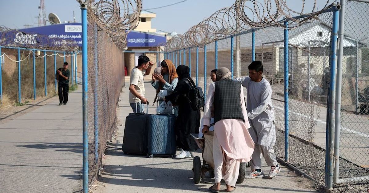 تدهور اقتصاد إيران يدفع آلاف اللاجئين الأفغان للعودة إلى حكم طالبان