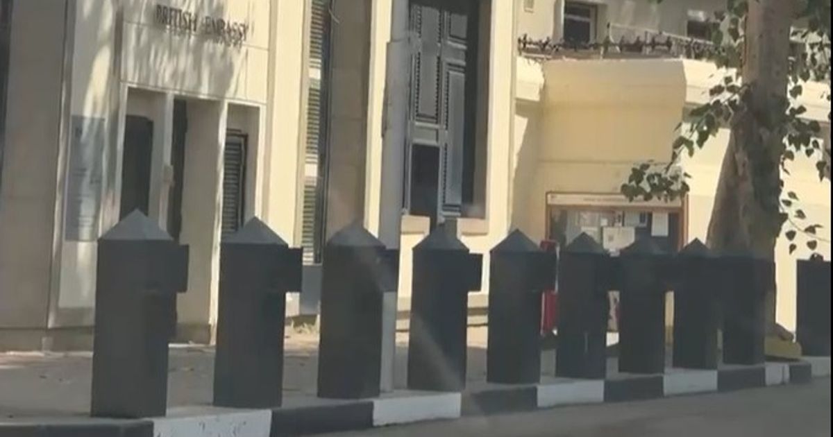 السفارة البريطانية في القاهرة تغلق مقرها بعد إزالة الحواجز الأمنية أمامها