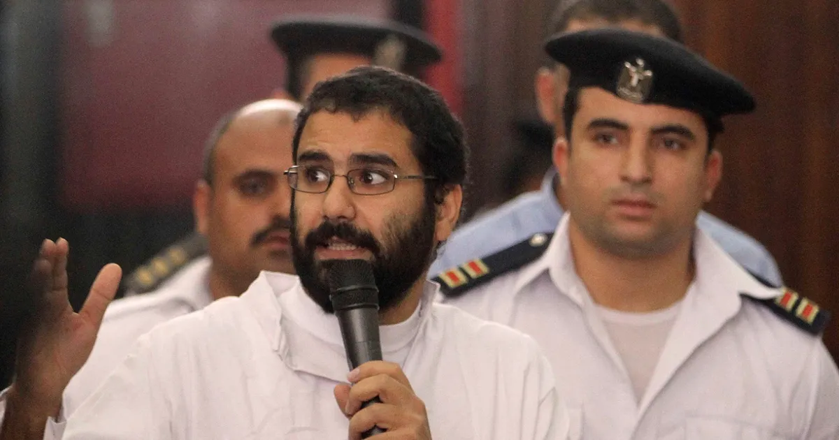 مصر.. السيسي يصدر عفواً عن سجناء بينهم علاء عبد الفتاح