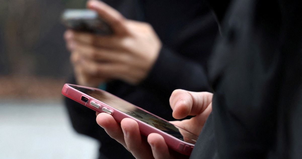 هل أصبح الهاتف وسيلة للهروب من الأفكار والضغوط النفسية؟