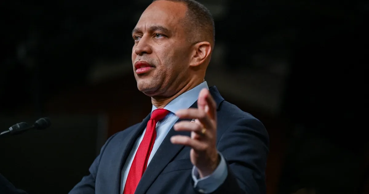 جيفريز: الديمقراطيون سيمنعون ترمب من محاولة تزوير الانتخابات النصفية