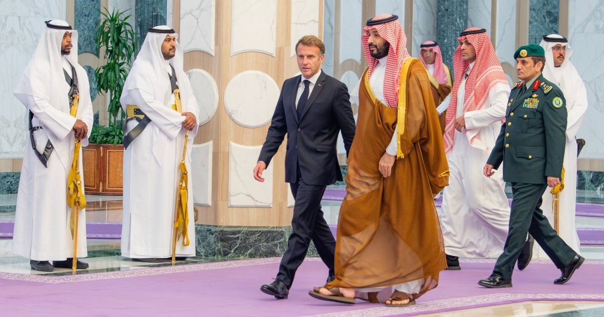 من السياسة إلى الطاقة.. ما رسائل زيارة ماكرون إلى السعودية؟