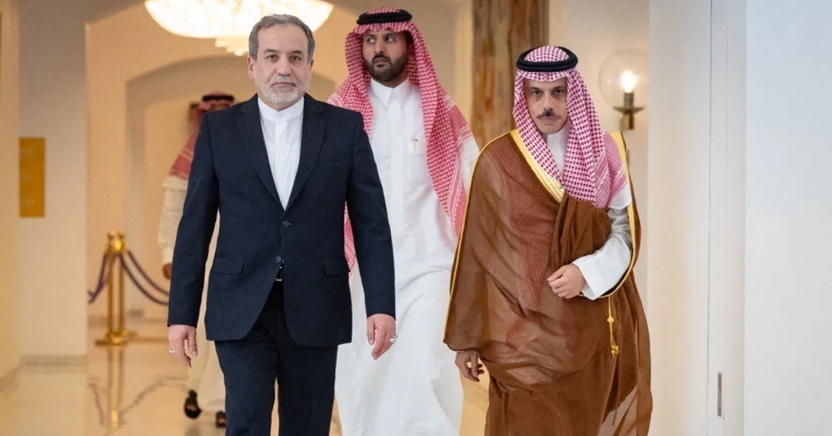 وزير الخارجية السعودي يتلقى اتصالاً من عراقجي ويرحب بالاتفاق مع واشنطن