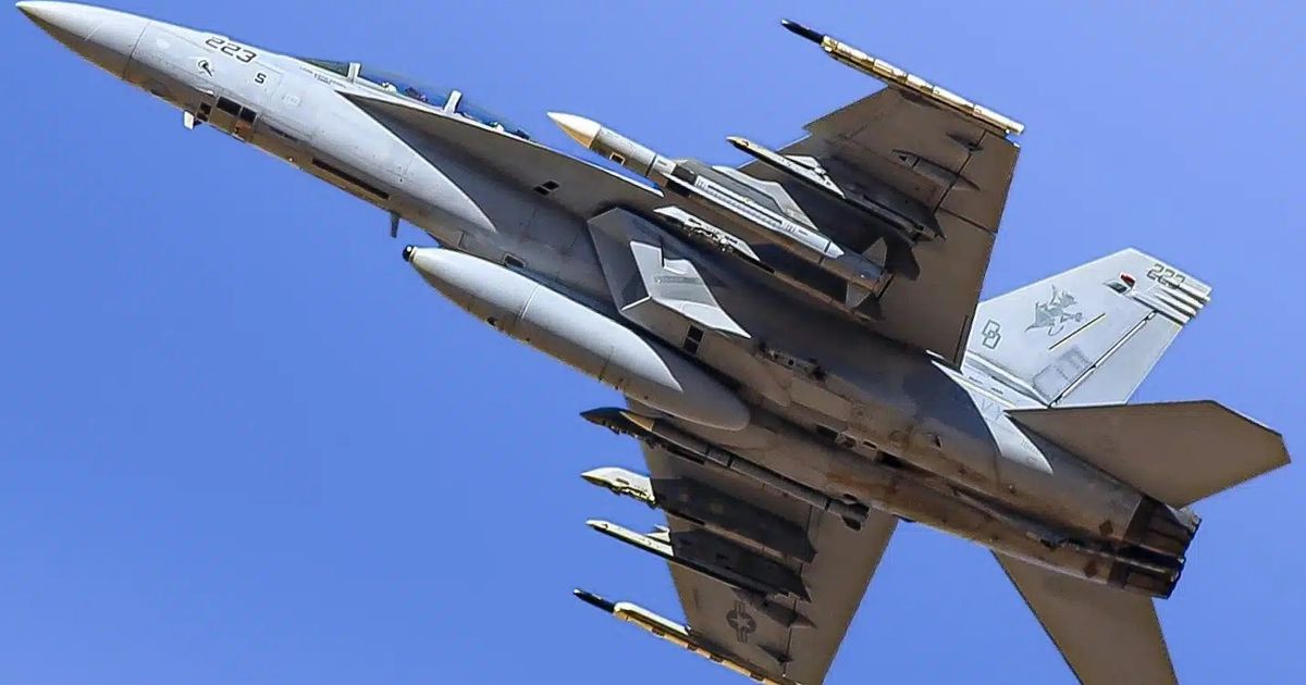 أول ظهور علني لصاروخي AIM-174B وAIM-260A على المقاتلة الأميركية F/A-18