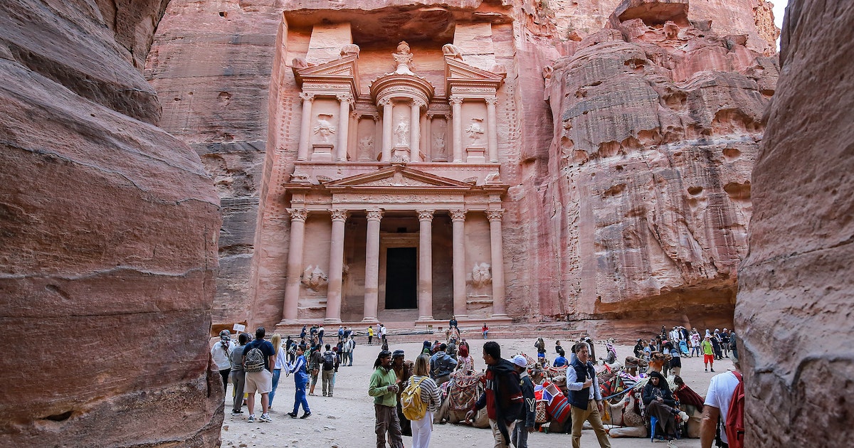 الأردن.. البتراء تسترد رونقها بـ900 ألف سائح بعد كورونا | الشرق للأخبار