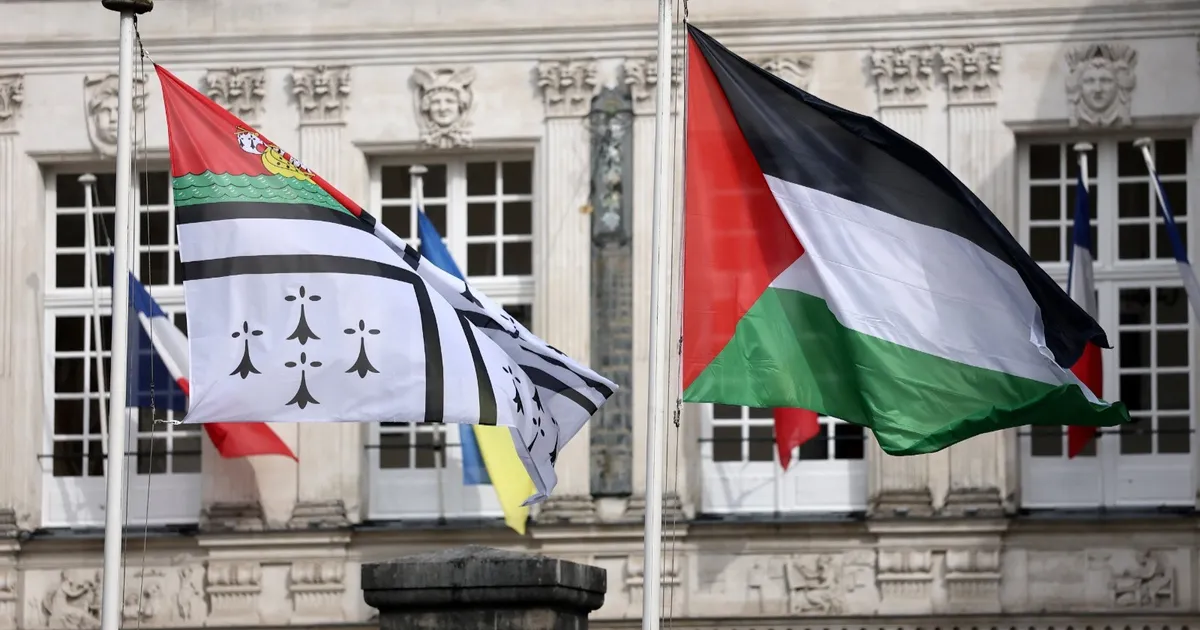 فرنسا.. أعلام فلسطين ترفرف فوق مباني بلديات قبل الاعتراف بالدولة
