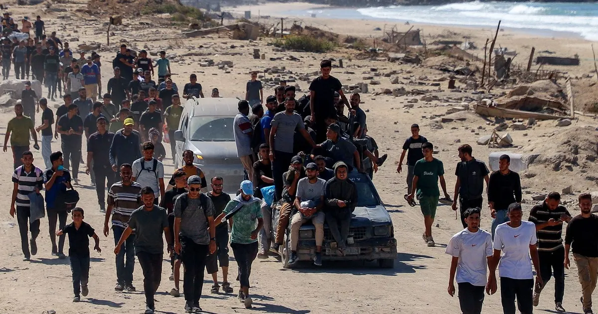النازحون الفلسطينيون يبدأون رحلة العودة إلى مدينة غزة وشمال القطاع بعد وقف النار