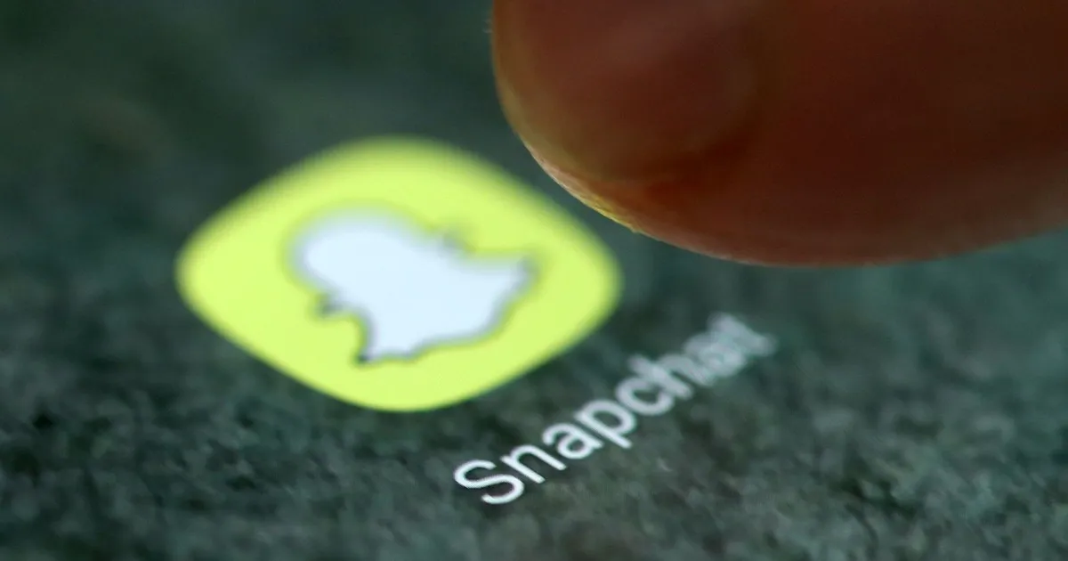 المفوضية الأوروبية تفحص ضمانات حماية القصّر على سناب شات ويوتيوب ومتجر أبل
