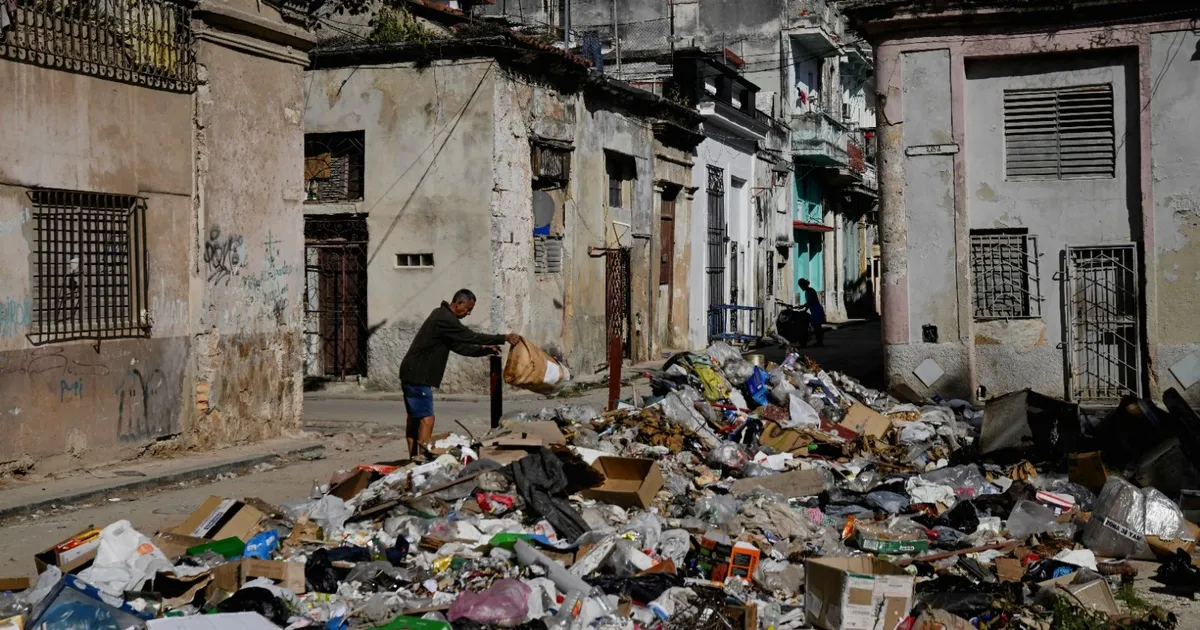 كوبا تواجه أزمة وقود وقمامة.. وترمب: عليهم إبرام صفقة معنا