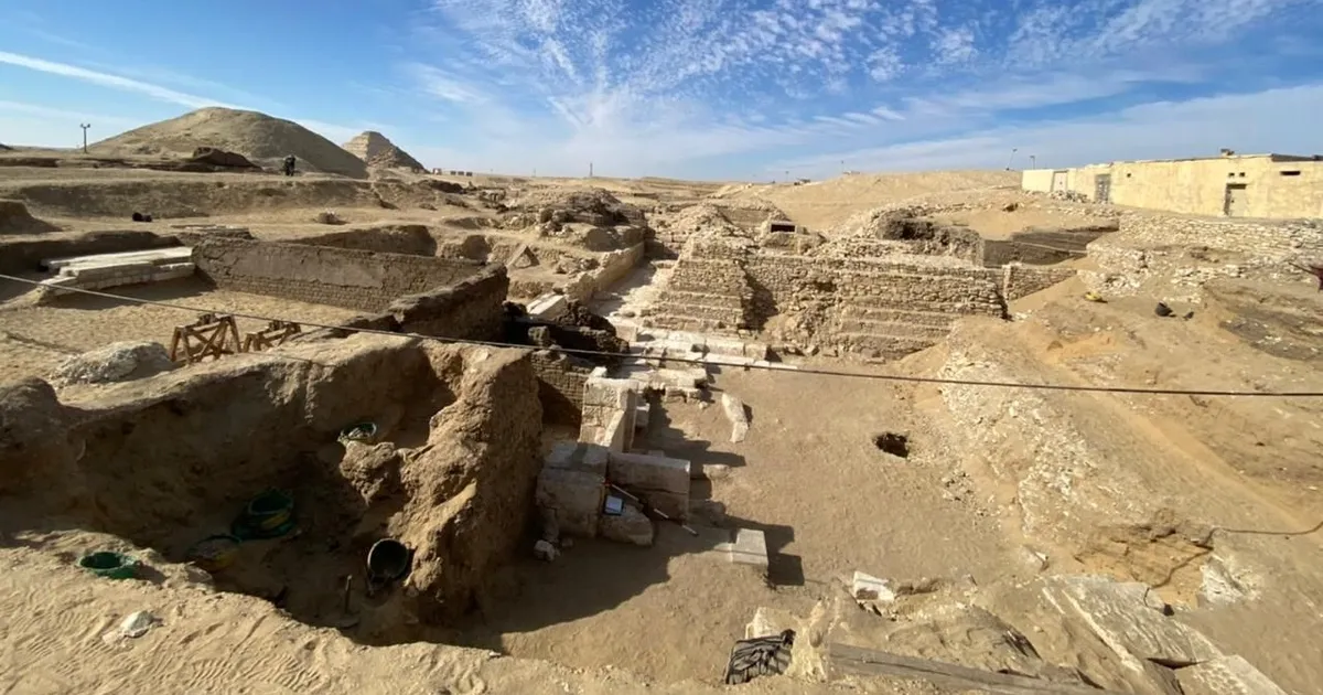بعد واقعة "السوار الذهبي".. اختفاء لوحة أثرية من مقبرة في مصر