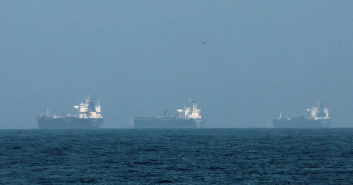 دول الخليج تحتوي صدمة حرب إيران على صعيد الاقتصاد بينما تواجه دول أخرى ضغوطاً.