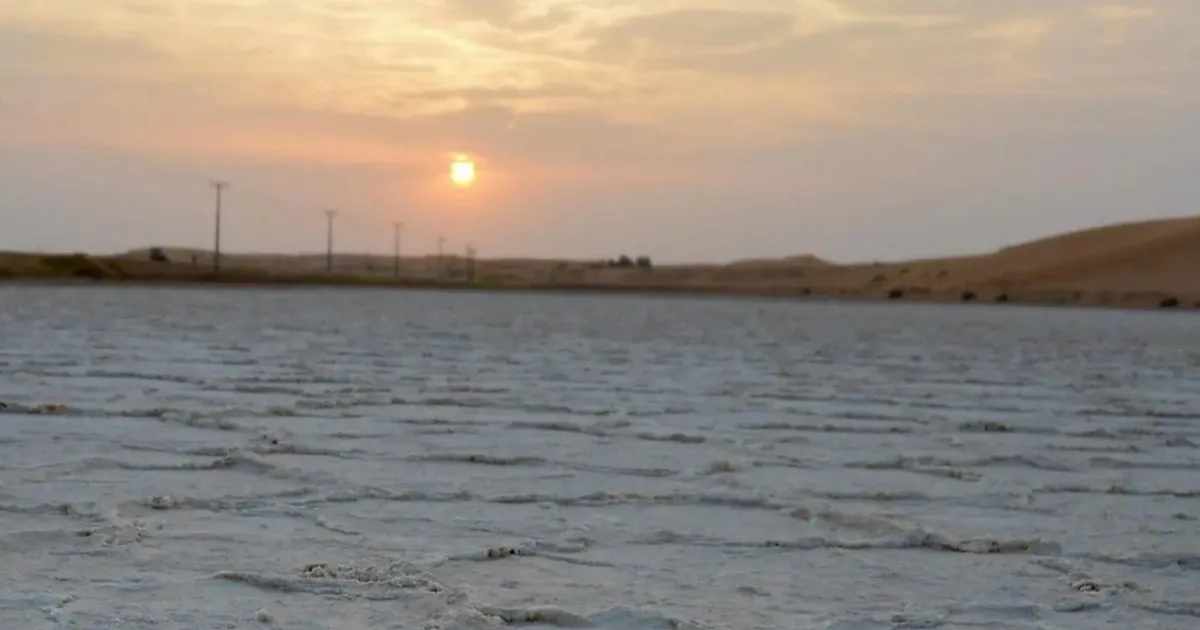 بحيرة العوشزية.. حين تتزين صحراء القصيم ببريق الملح والماء