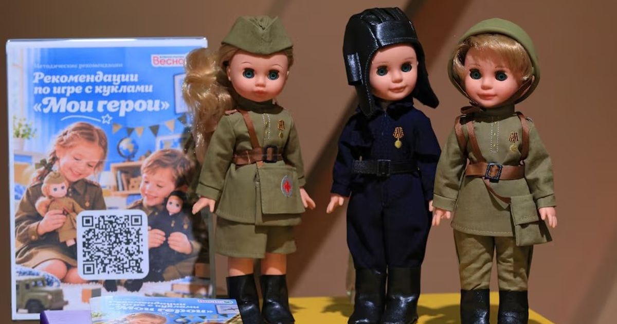 روسيا.. دمى عسكرية وشخصيات شعبية في مسابقة لتعليم الأطفال الوطنية