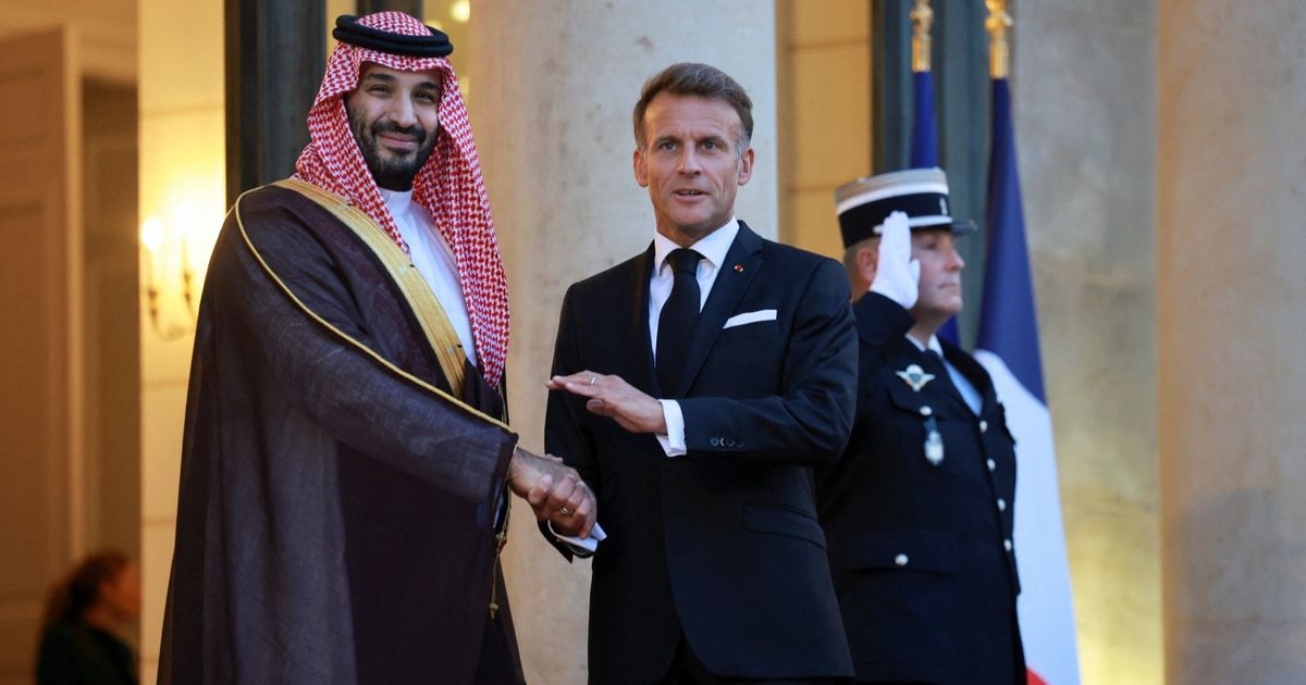 ولي العهد السعودي والرئيس الفرنسي يستعرضان المستجدات الإقليمية