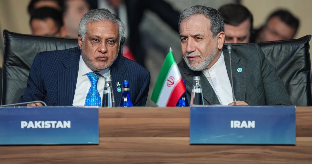 بحث وزير الخارجية الباكستاني إسحاق دار مع نظيره الإيراني عباس عراقجي تطورات الوضع الإقليمي