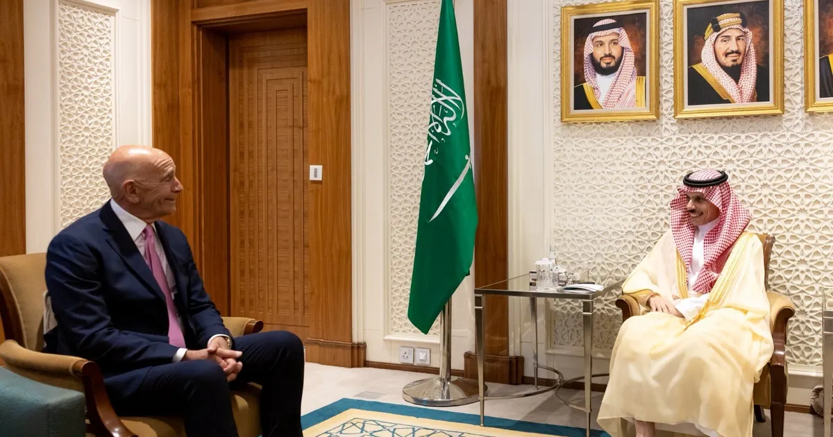 وزير الخارجية السعودي يبحث الأوضاع في سوريا مع توم باراك