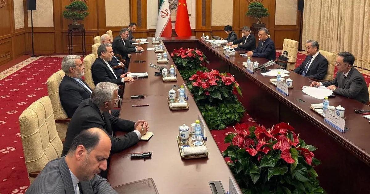 وزيرا خارجية الصين وإيران يبحثان التطورات الدولية
