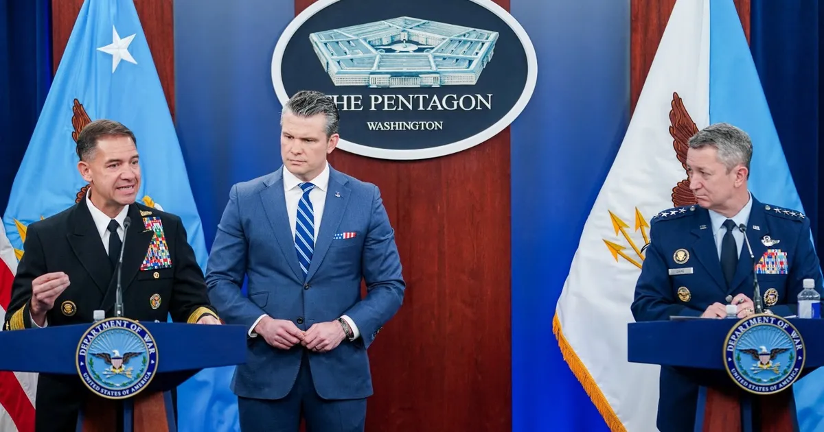 بعد الإطاحة بوزير البحرية.. أبرز قادة البنتاجون المقالين بإدارة ترمب