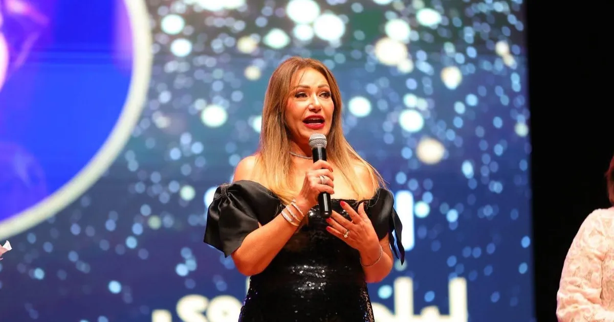 ليلى علوي تهدي تكريمها في مهرجان الإسكندرية السينمائي لفلسطين وغزة