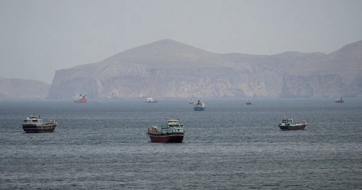 ناقلة عملاقة خاضعة لعقوبات أميركية تحمل نفطا إيرانيا تحاول عبور هرمز