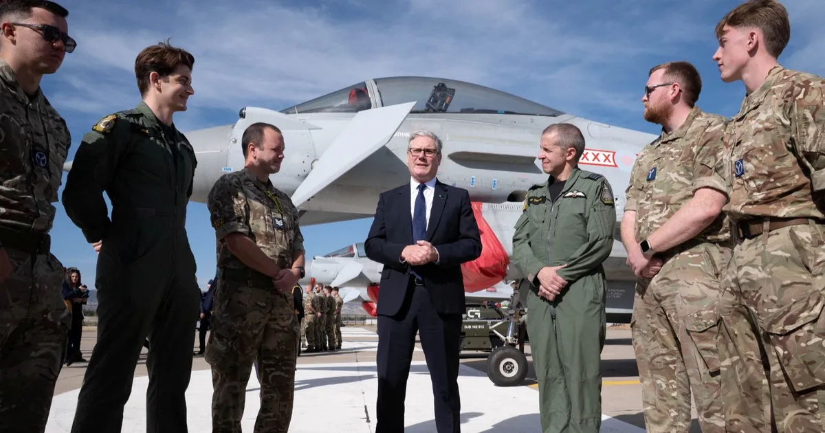 بريطانيا تدرس زيادة الإنفاق الدفاعي لبلوغ هدف 3% من الناتج المحلي