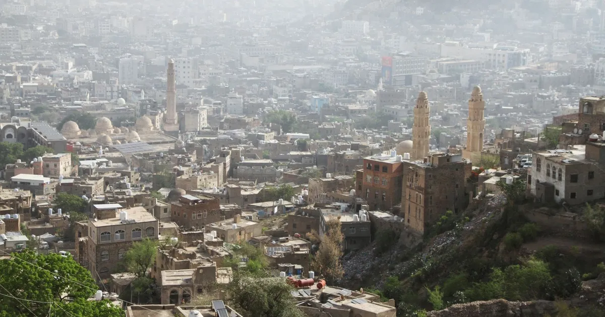 اليمن.. منشآت تجارية في "تعز" تعتمد على الألواح الشمسية
