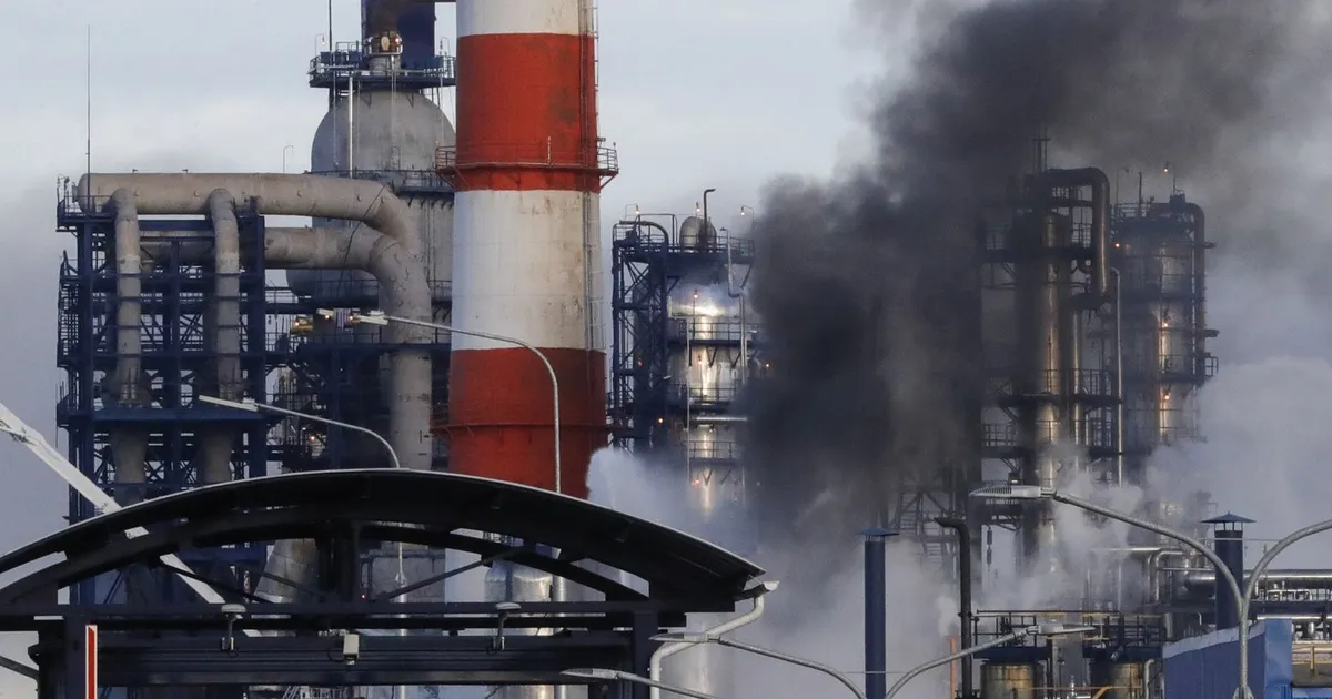 اقرأ الخبر إن فاتك: قفزت أسعار النفط بأكثر من 50% بفعل تعطل الإمدادات وإغلاق مضيق هرمز.