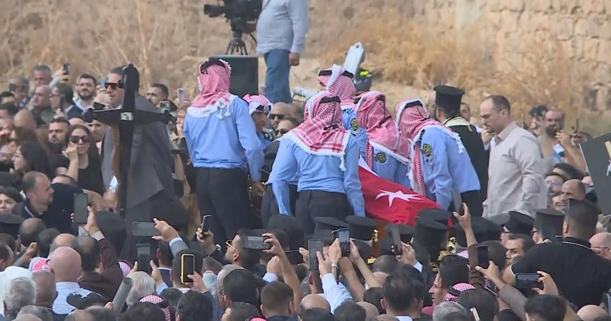 آلاف الأردنيين يشيّعون جثامين ضحايا الهجوم على كنيسة الكرك