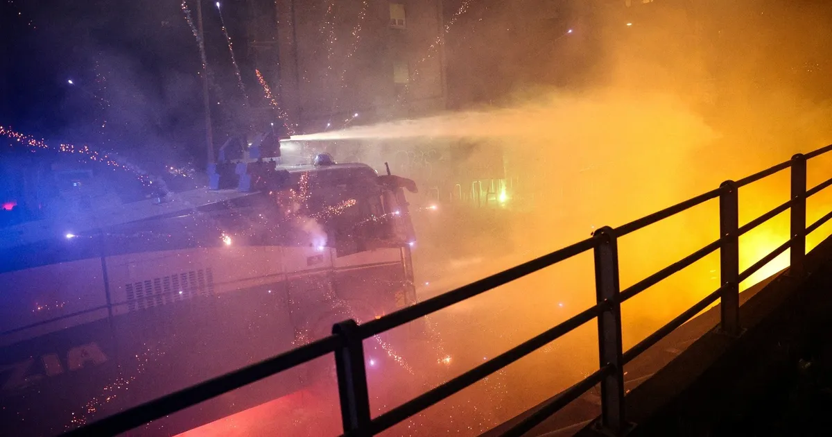 إيطاليا.. مدافع المياه لتفريق محتجين هاجموا الشرطة في ميلانو