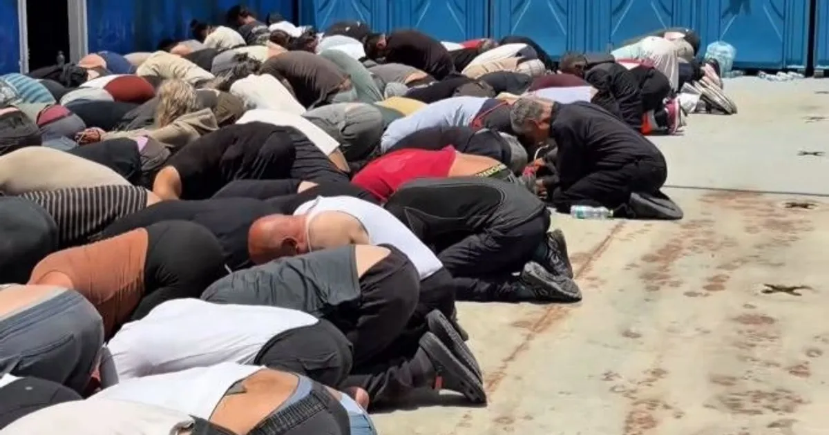 بحضور بن جفير.. إسرائيل تحتجز نشطاء "أسطول غزة" مقيدين على الأرض