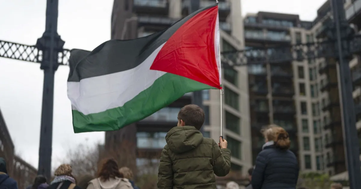ستارمر يلمح إلى فرض قيود على المسيرات المؤيدة لفلسطين