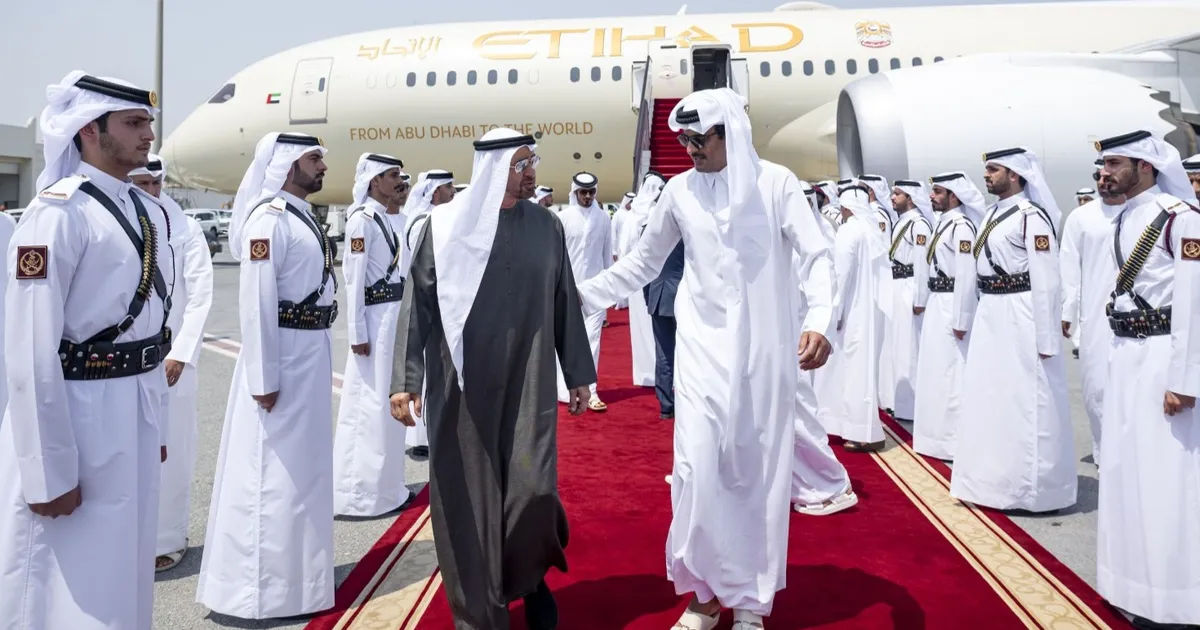 رئيس الإمارات يصل الدوحة في "زيارة أخوية".. وأمير قطر بمقدمة مستقبليه