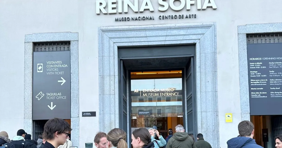 متحف "رينا صوفيا" الإسباني يطرد سائحات يحملن أعلاماً إسرائيلية