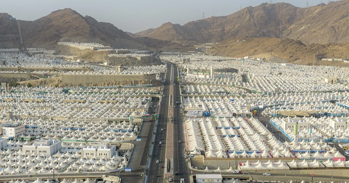 السعودية تبدأ تصعيد الحجاج إلى مشعر منى تمهيداً للوقوف بعرفة