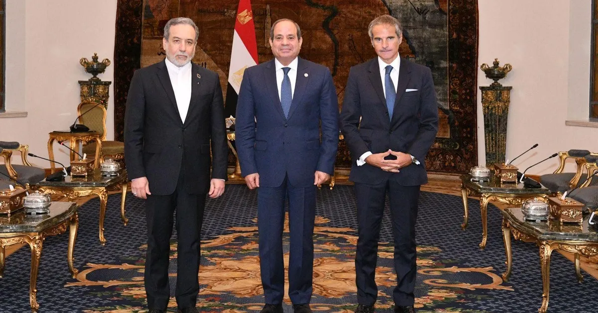 إيران ووكالة الطاقة الذرية توقعان في القاهرة اتفاقاً لاستئناف التعاون