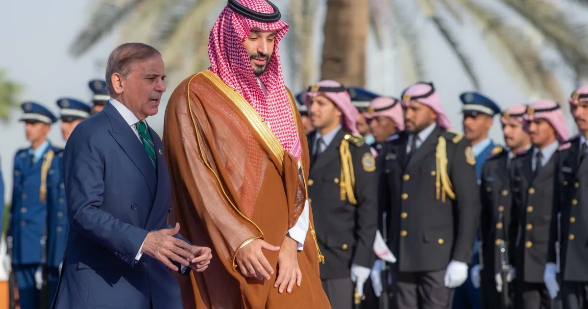 ولي العهد السعودي يستقبل رئيس الوزراء الباكستاني