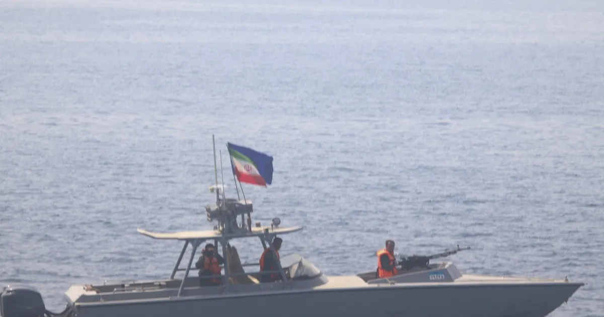 أسراب الزوارق الإيرانية تزيد مخاطر الملاحة في مضيق هرمز