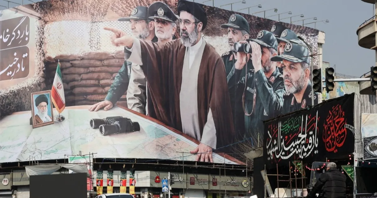 قاليباف "حلقة وصل" محتملة.. من يملك نفوذ اتخاذ القرار في إيران؟