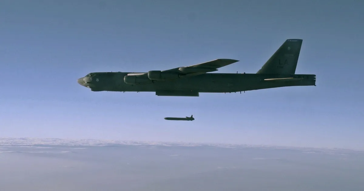 بعد تحطمها ومقتل 8.. ماذا نعرف عن القاذفة الأميركية B-52؟