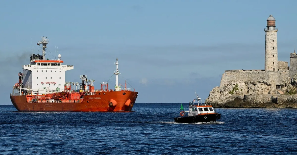 إدارة ترمب تلوح بحصار نفطي على كوبا.. والمكسيك تدرس وقف الشحنات