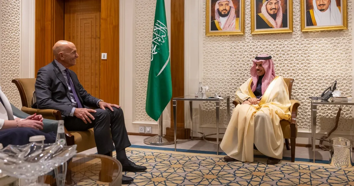 وزير الخارجية السعودي يبحث مع توم باراك الأوضاع في سوريا