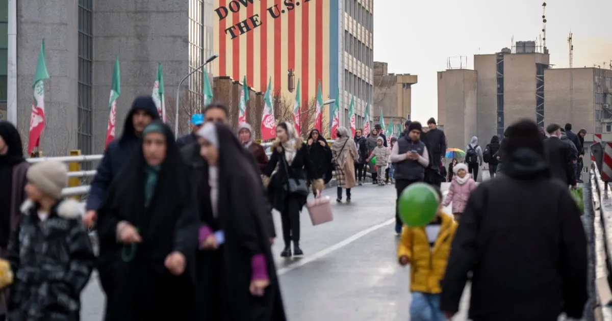 ترمب يشيد بـ"محادثات جيدة" مع إيران ويجدد التلويح بالخيار العسكري