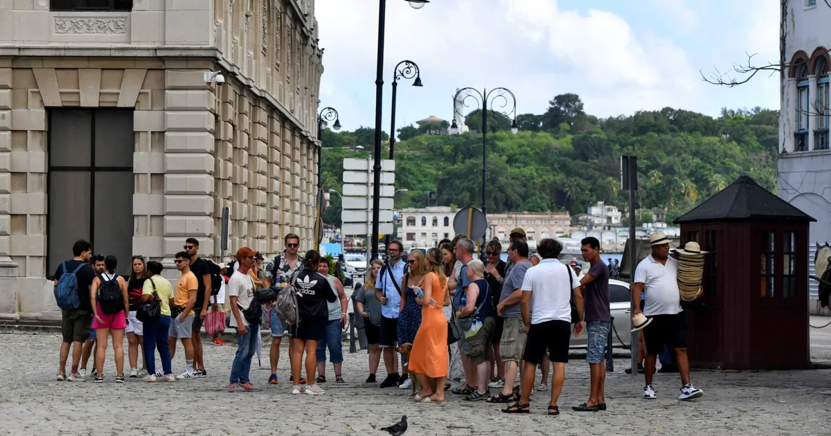 كوبا تغلق منتجعاتها مع تأثر قطاع السياحة جراء نقص الوقود