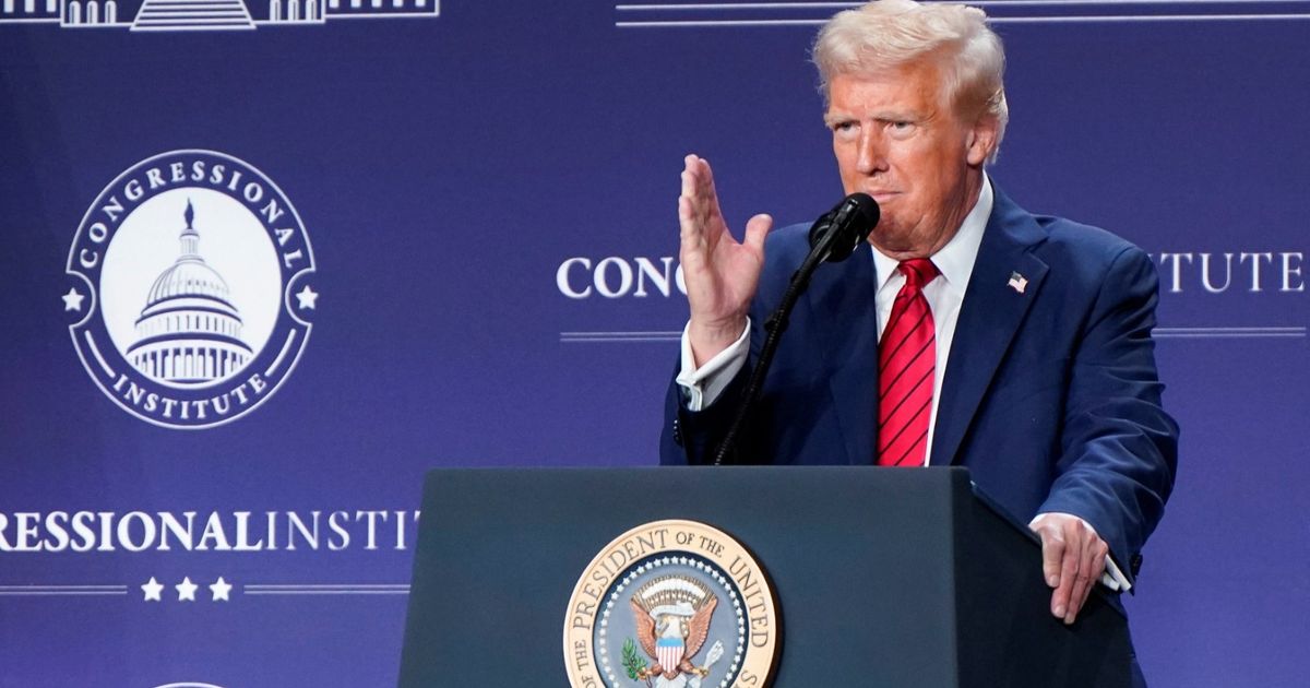 ترمب يلوح بتوجيه ضربة جديدة إلى منشآت إيران النووية 