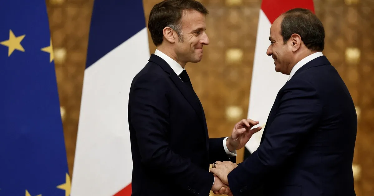 السيسي وماكرون يبحثان هاتفياً سبل الإنهاء الفوري لحرب إسرائيل على غزة