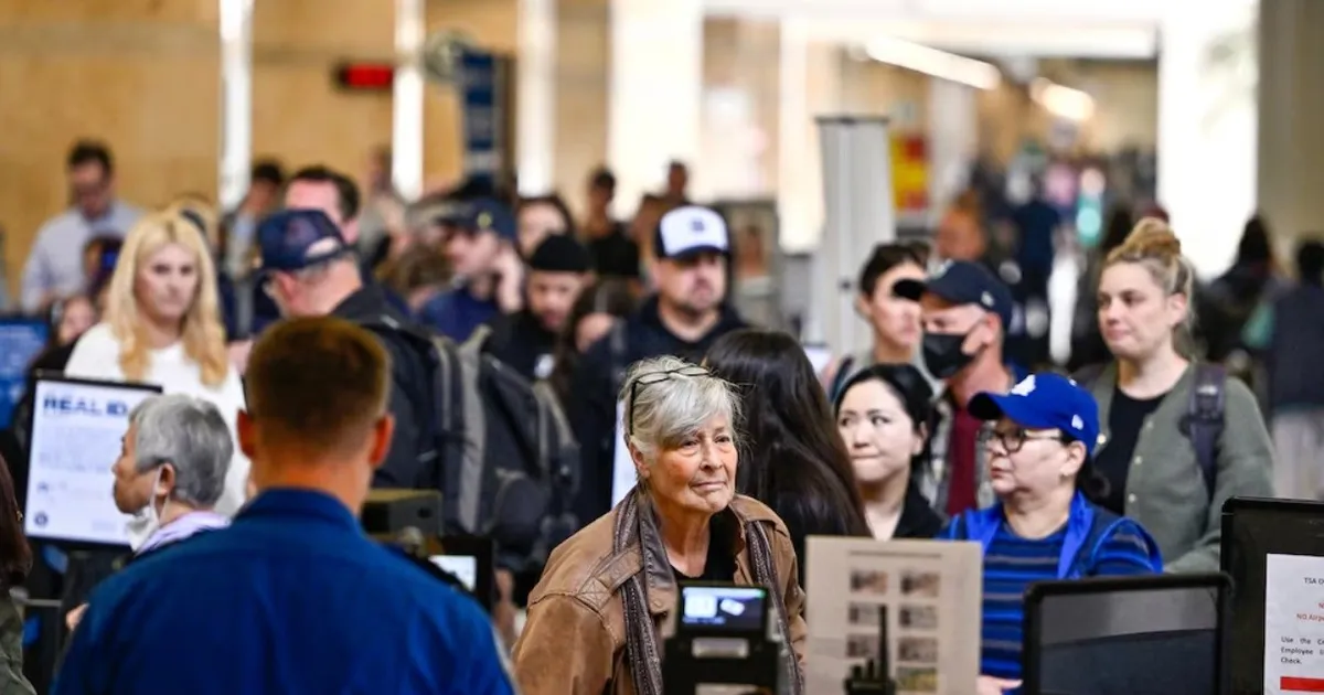 أميركا.. 60 ألف موظف بالمطارات بدون أجر لتجميد ميزانية الأمن الداخلي